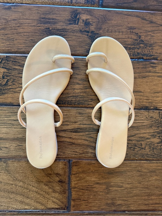 Reformation Shoes - Reformation Ludo Toe Ring Strappy Flat Sandal - Buff